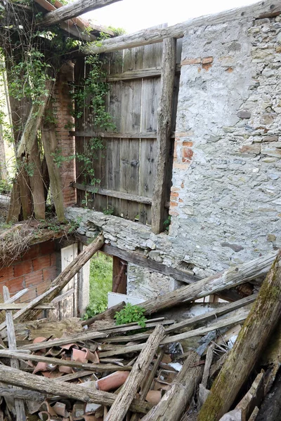 地震後の古い放棄された家 — ストック写真