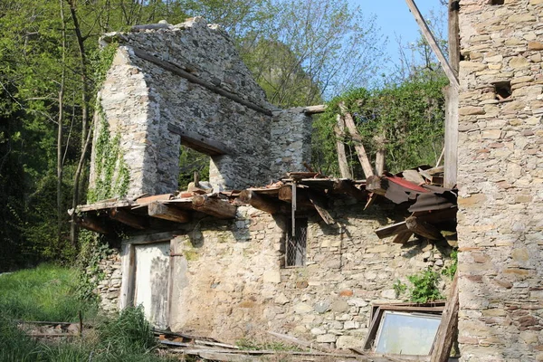 Casa abandonada después del terremoto con muchas paredes rotas —  Fotos de Stock