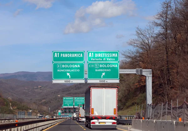 イタリア語のテキストを持つ大きな高速道路の標識 — ストック写真