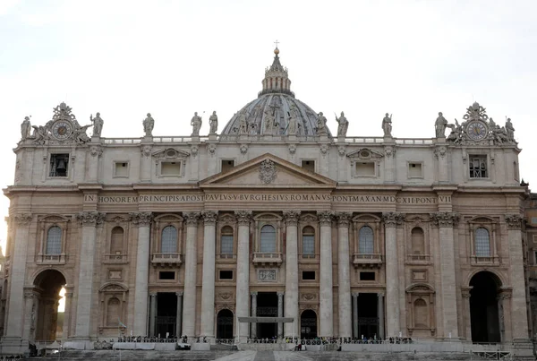 Brede gevel van de Sint-Pietersbasiliek op het centrale plein in Vatica — Stockfoto
