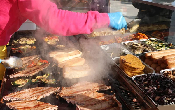 Cozinhar alimentos e salsichas no prato quente da comida de rua sta — Fotografia de Stock