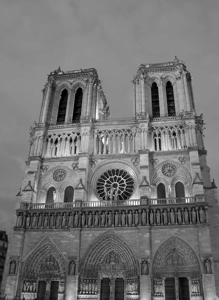 Fachada da Basílica de Notre Dame de Paris na França — Fotografia de Stock