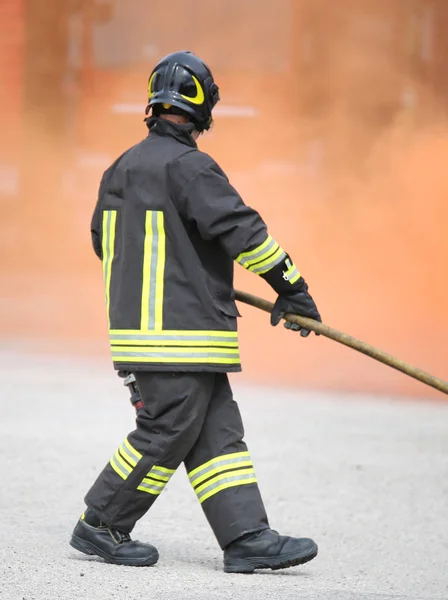 Brandman i aktion under en nödsituation för att släcka döda — Stockfoto