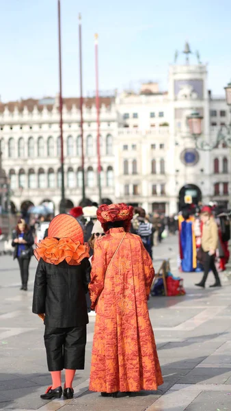 People masked during the Carnival party in Saint Mark Square in — Stock Photo, Image