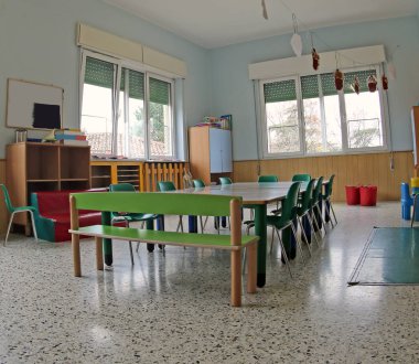 yeşil sandalyeler ve bir anaokulu sınıfının düşük tablolar