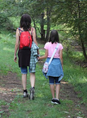 genç anne ve kızı