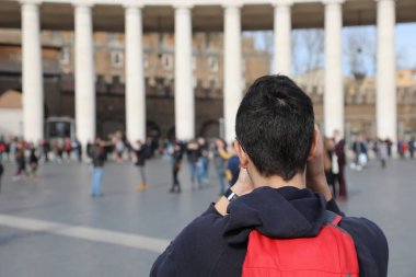 Vatikan'da genç turist