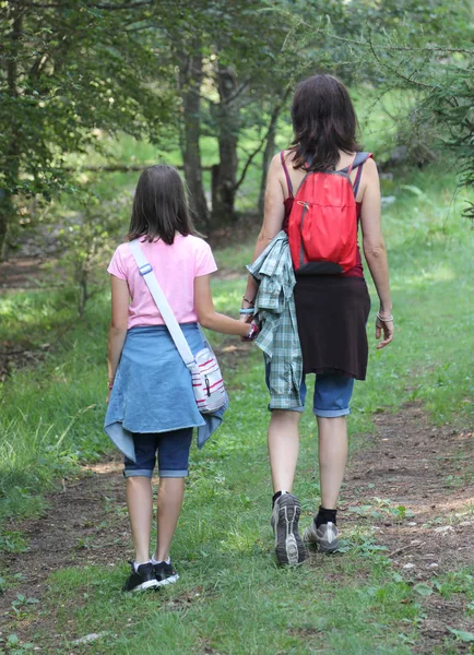Мать и маленькая дочь гуляют летом — стоковое фото