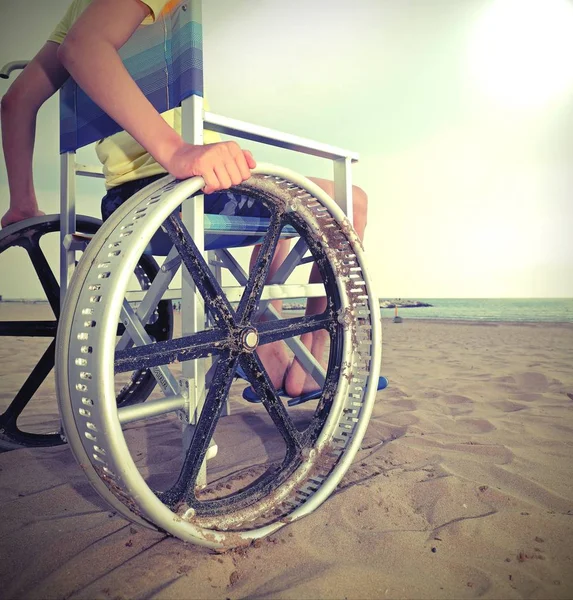 Detalle de una silla de ruedas especial con ruedas grandes para moverse sobre la sa — Foto de Stock