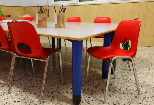 Aula de un Kingergarten con sillas rojas y mesas —  Fotos de Stock