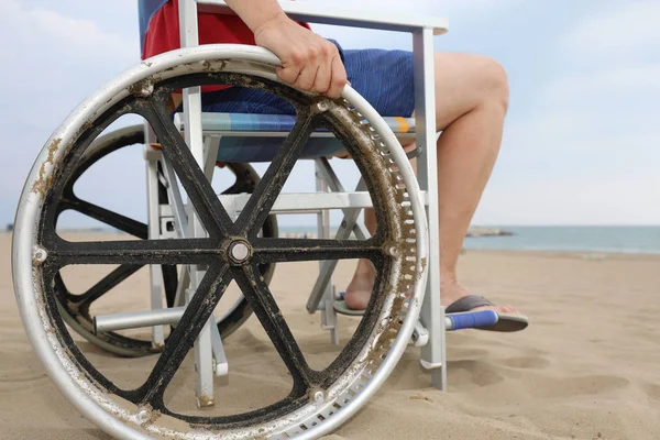 Silla de ruedas especial con ruedas grandes para moverse en la playa de arena de —  Fotos de Stock