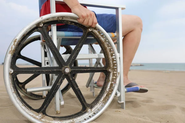 Speciális tolószék nagy kerekekkel a homokos strandon — Stock Fotó