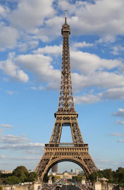 Yüksek Eyfel Kulesi Paris Sembolü Fransa'da bazı bulutlar ile 