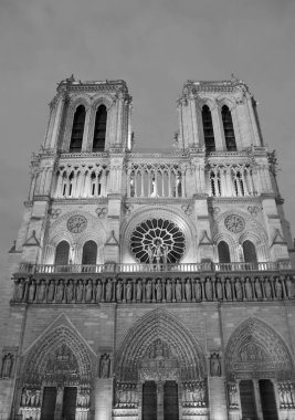 Fransa'da Notre Dame Paris Bazilikası siyah beyaz effe ile