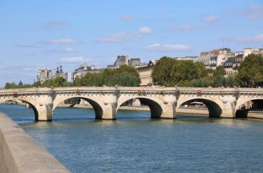 Pont Neuf denilen Fransa'da Paris'te Seine nehri üzerinde köprü 