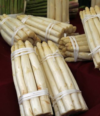 meyve ve sebze pazarında beyaz kuşkonmaz demetleri