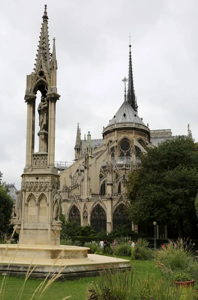 Parco pubblico dietro la Basilica di Notre Dame de Paris prima del — Foto Stock