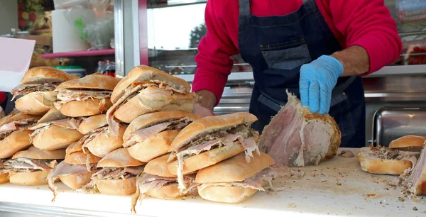 Veel gevulde varkensvlees broodjes genaamd Porchetta in Italian languag — Stockfoto