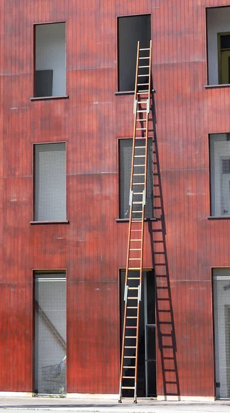 Escada de madeira longa no quartel de bombeiros — Fotografia de Stock