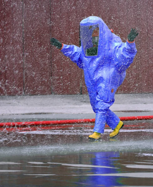 Bombero usa un traje especial para extinguir un incendio causado por toxicología —  Fotos de Stock