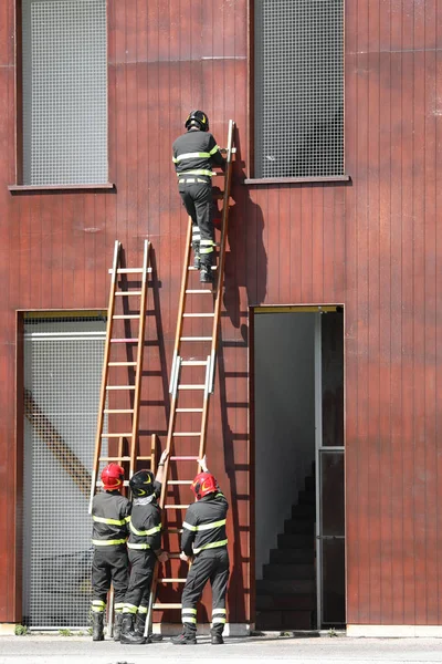 Många brandman på Fire Station — Stockfoto