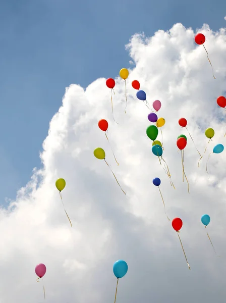 Balões coloridos voam em direção ao céu — Fotografia de Stock