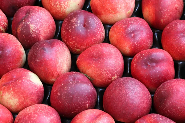 Bakgrund av organiska mogna persikor till salu — Stockfoto