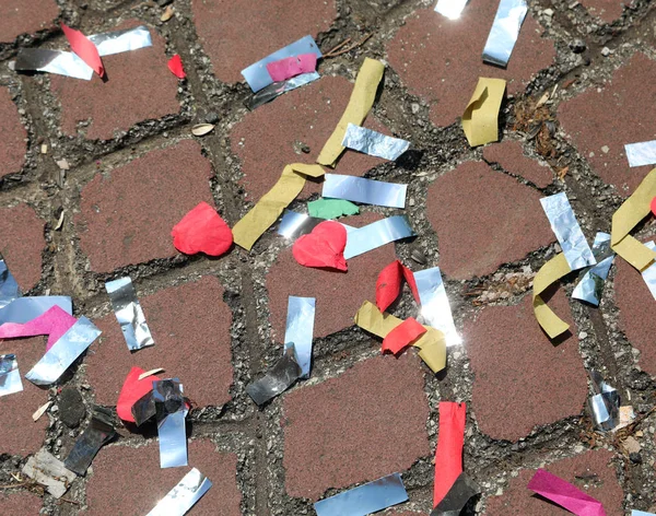 Confetti op de vloer en de vorm van het hart — Stockfoto