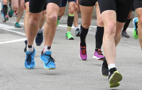 Atletas participam de uma maratona de estrada — Fotografia de Stock