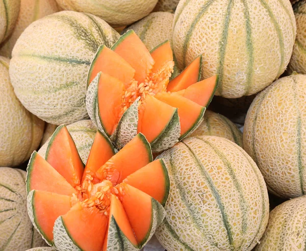 Melones abiertos en el mercado — Foto de Stock