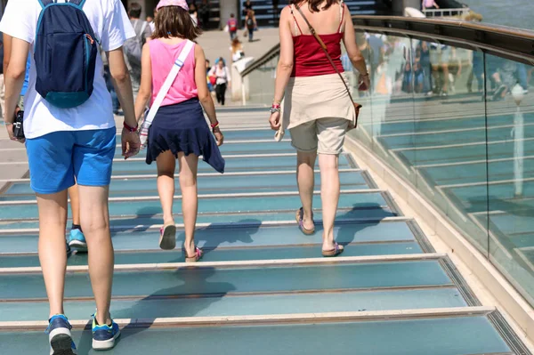 가족이 폰테 d라고 불리는 베니스 이탈리아의 현대적인 다리를 걷습니다. — 스톡 사진
