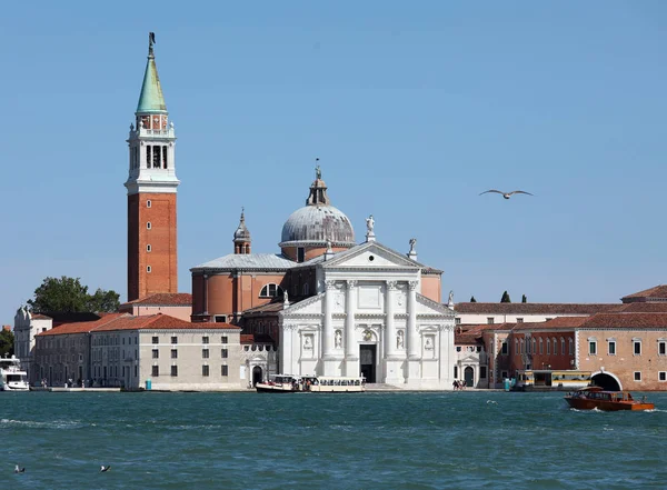 Glockenturm und die Kirche San Giorgio mag — Stockfoto