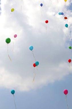 renkli balonlar celebra sırasında bulutlar ile gökyüzüne sinek