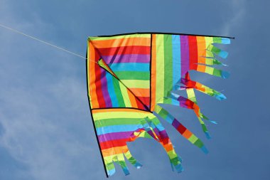 Mavi gökyüzünde uçurtma