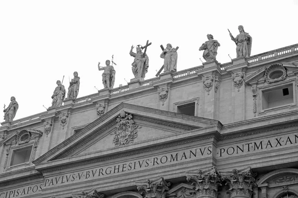 Statues of Saint and Jesus on top of acade of Basilica of Saint — Stock Photo, Image