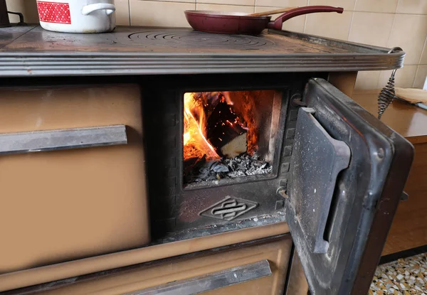 Panelas no fogão velho e fogo feito com troncos de madeira — Fotografia de Stock