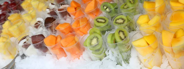 Стаканы со льдом с фруктами, такими как дыня киви ананас — стоковое фото