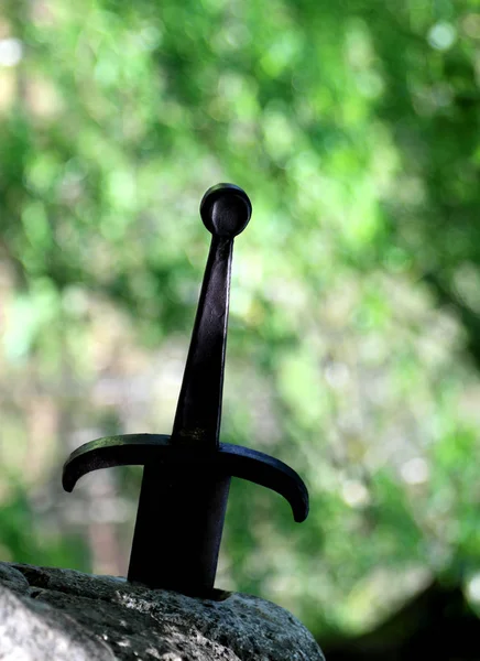 Espada oscura en la piedra — Foto de Stock