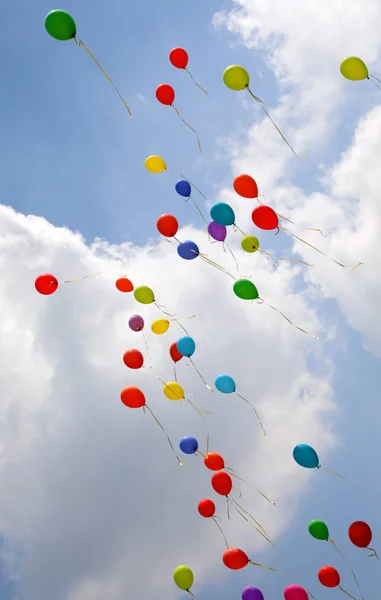 Группа цветных воздушных шаров во время празднования дня рождения — стоковое фото