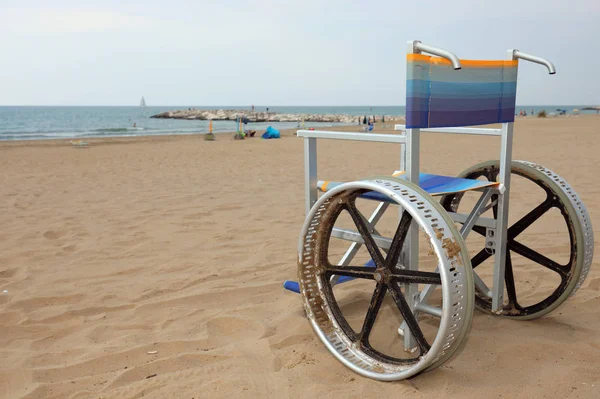 Cadeira de rodas sem pessoas na praia — Fotografia de Stock