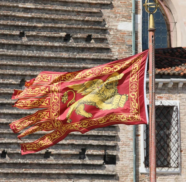 Golden Winged Lion på den röda flaggan är en symbol för Serenissima — Stockfoto