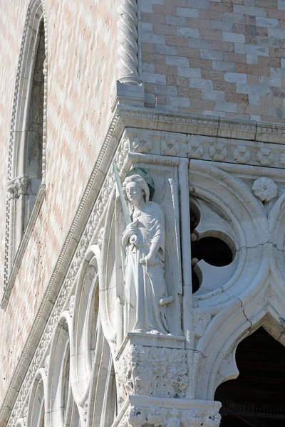 Detail of the corner of Ducal Palace also called Palazzo Ducale — Stock Photo, Image