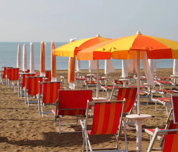 Sunshade and deck chairs on the beach — Stock Photo, Image