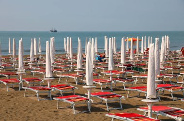 tatil i kumlu plajda güneş şemsiye ve şezlong