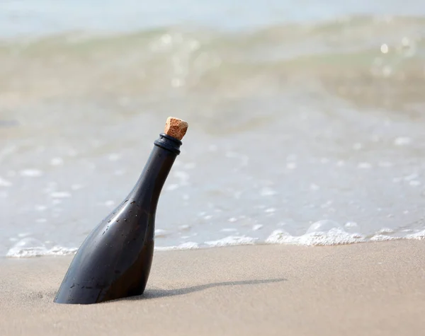 Пляжна скляна пляшка з секретним повідомленням — стокове фото
