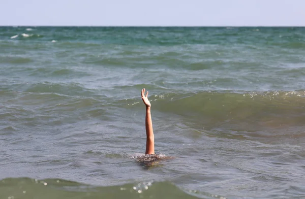 Hand on the ocean — Stock Photo, Image