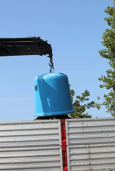 Großer Aufhänger des Lastwagens und das große blaue Klingelgefäß zum Abholen war — Stockfoto