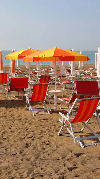 Зонтик и шезлонги на песчаном пляже — стоковое фото