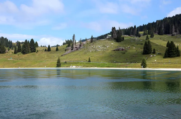 Petit lac de montagne appelé Lago Coe dans le nord de l'Italie — Photo