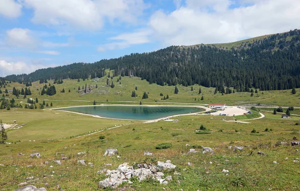 Paesaggio alpino con lago — Foto Stock